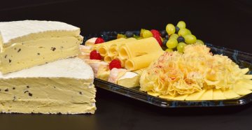 Truffe Brie du chef de classe mondiale Robert Speth et plateau de fromage avec des délices.