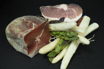 Asparagus with raw ham